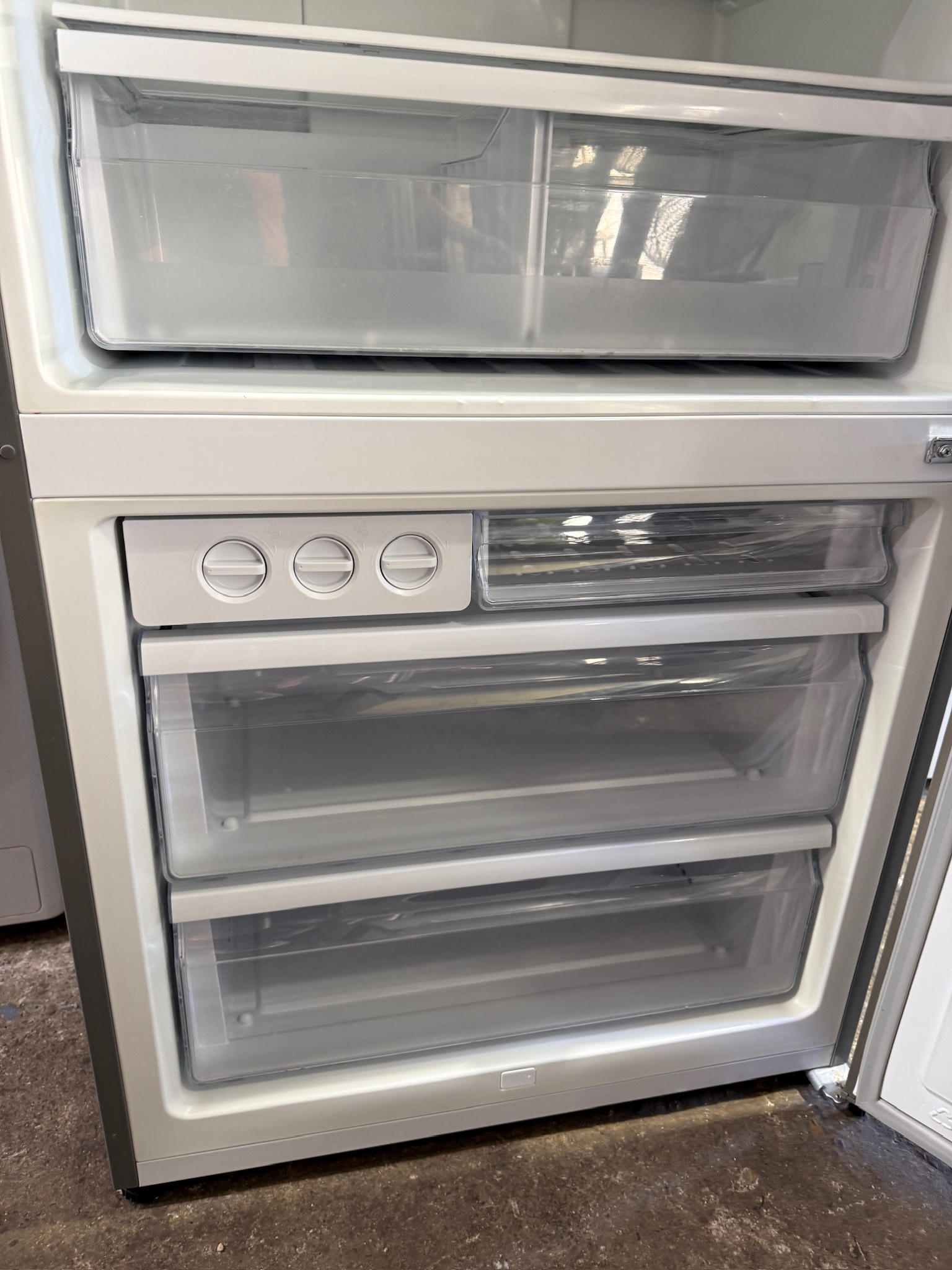 Hisense 514L Silver Bottom Mount Fridge Freezer - Refurbished 35746 - Image 4