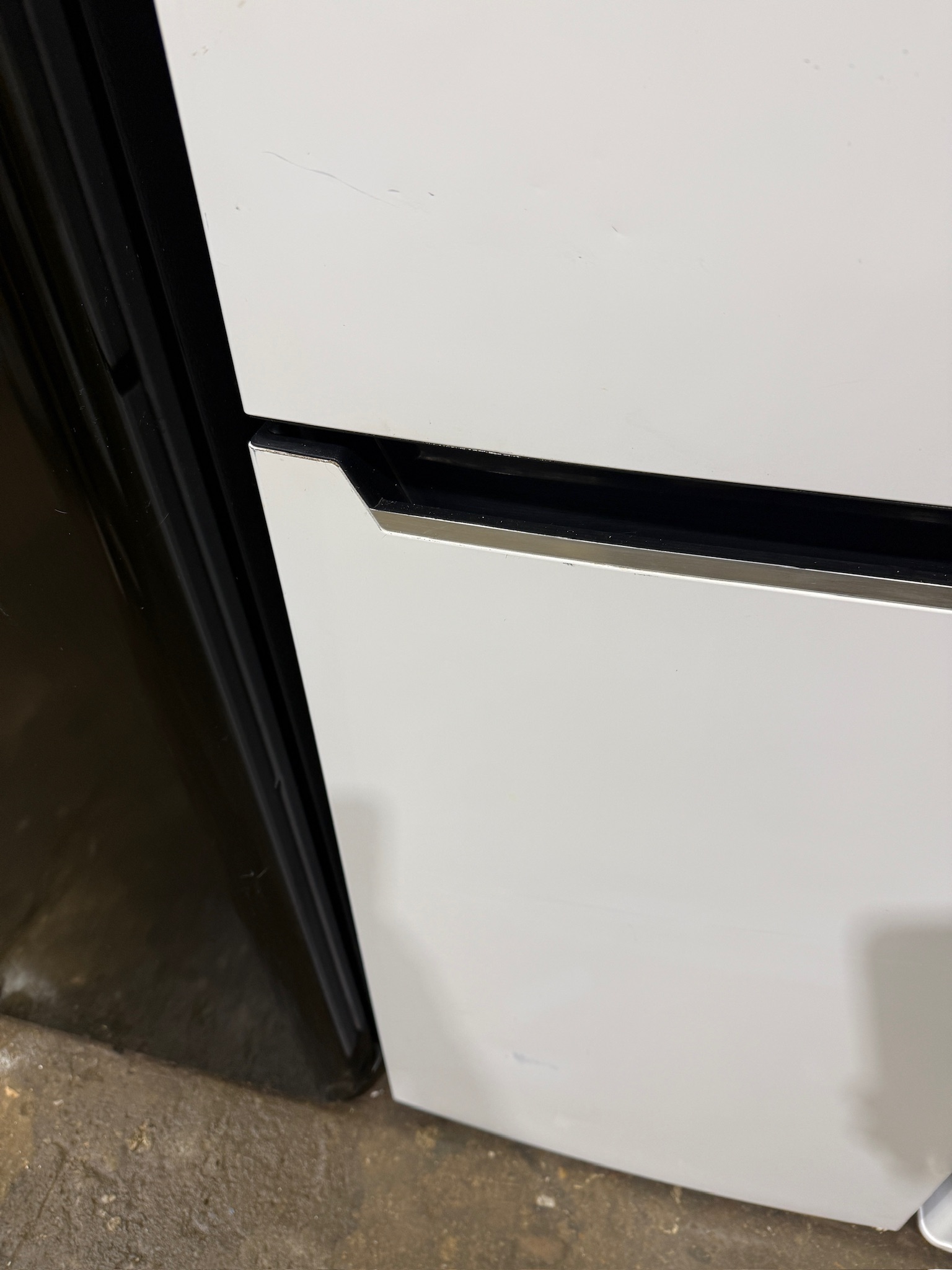 CHiQ 118L White Two Door Bar Fridge - Refurbished 38808 - Image 3